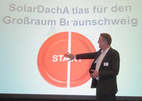 Niedersachsens Umweltminister Stefan Wenzel drückt symbolisch den roten Knopf